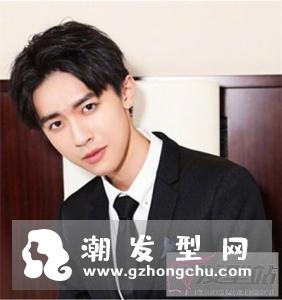 纹理烫中分发型图男 简约洋气打造帅气潮男