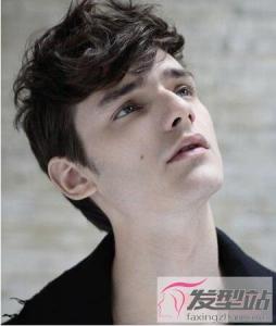男生头发多剪什么短发 量身定做尽显发量优势