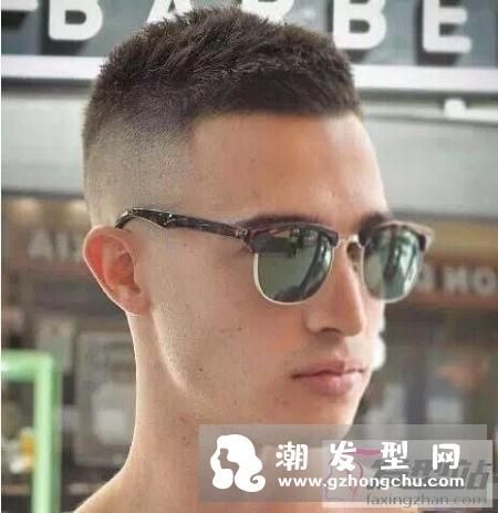 两边剃掉中间厚发型男 超级精神帅气打理还简单