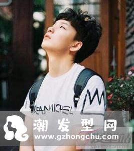穿上白色t恤让高中男生更青春