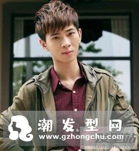 纹理烫短发侧面头发剃得很轻薄