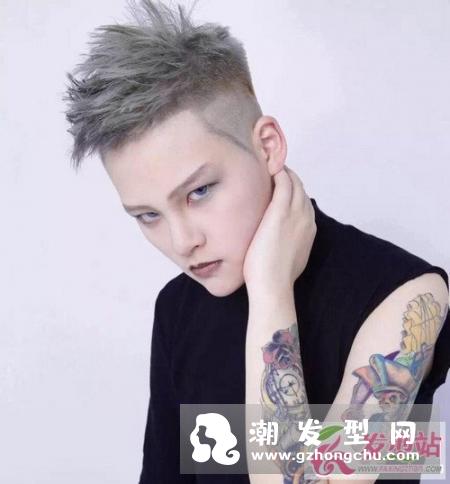 男生两边剃掉中间留长的发型大全