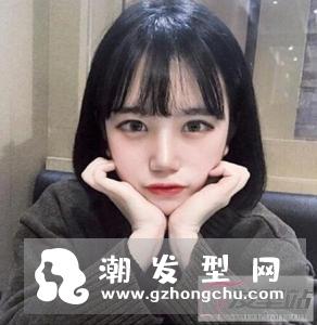 适合女生的黑色短发发型有包脸短发,露额短发、空气刘海短发