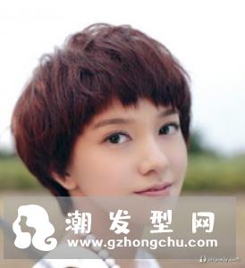 两边不对称短发发型 半脸遮掩增添神秘感