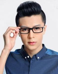 戴眼镜的男生适合什么发型 这些带眼镜发型简直帅呆了