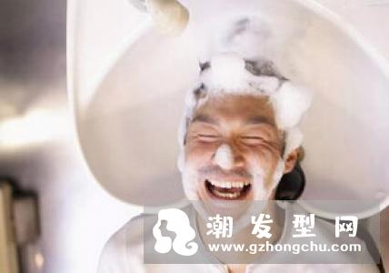 5大超伤发质坏习惯！发型师：湿发睡觉恐秃头、头皮不防晒更会影响脸皮！