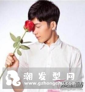适合白衬衫的暖男发型 自然简约非常显男生气质