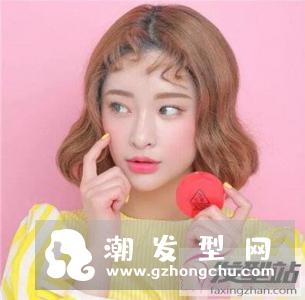 女生中分短发烫发 优雅大方显御姐范