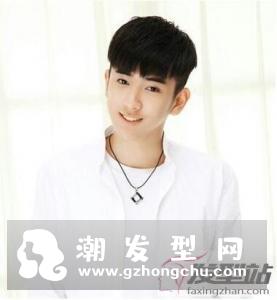 高中男生的发质柔软顺滑,简约的造型搭配衬衫,清新帅气
