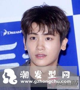 额头高男生适合的短发 简约帅气男友力满满