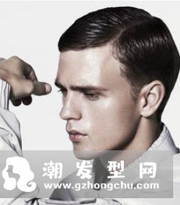 短直发小盖头,弧形刘海俏皮又减龄,很适合年轻男生尝试