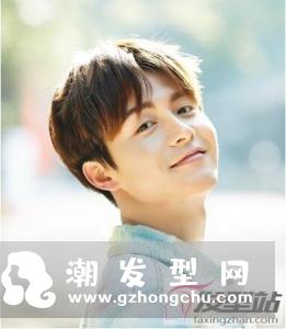 穿上白色t恤让高中男生更青春