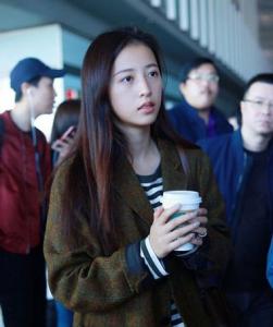 周雨彤的发型叫什么 微卷长发好女神