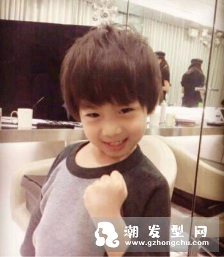 男学生应该留什么发型 蘑菇头短发晋升校园男神