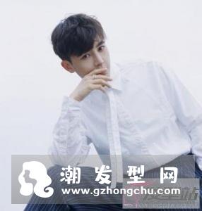 适合白衬衫的暖男发型 自然简约非常显男生气质