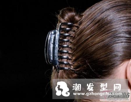 鲨鱼夹怎么用 纽约时装周超模用鲨鱼夹震撼时尚圈