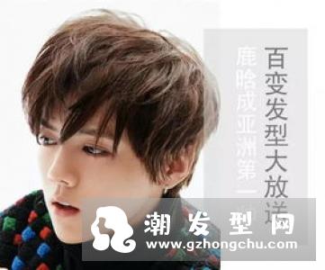 高中男生的发质柔软顺滑,简约的造型搭配衬衫,清新帅气