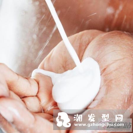 白发染黑如何不伤头发 染发之前必须需要注意的的细节你知道吗