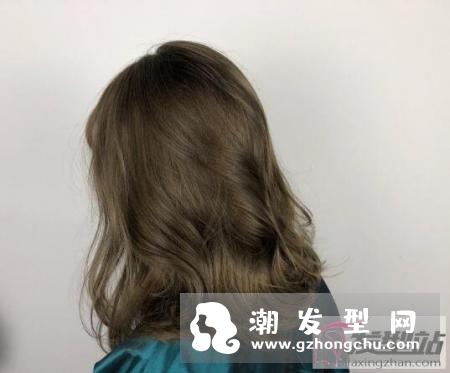 夏天头皮出油头臭的解决方法 不同头皮的去角质清洁推荐