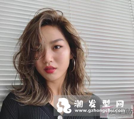 长发不想剪太短,以及短发留长到了尴尬期的女生,可以试试今天这几款发型