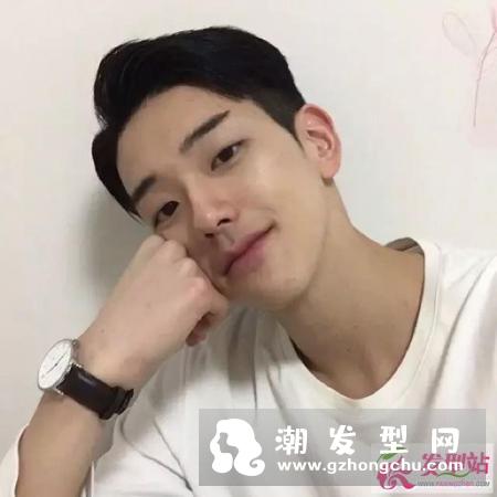 男生侧分长发斜刘海 偏分设计更显帅气