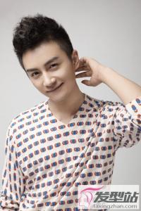两边剃掉中间蓬松的发型 不仅帅气还好打理
