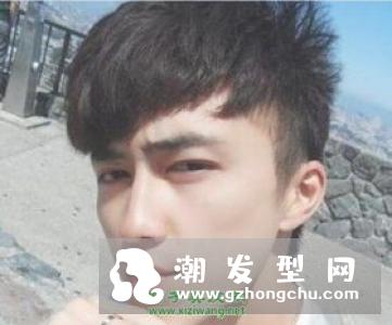 发型男学生帅气短发 洋溢校园青春气息　