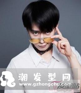 适合白衬衫的暖男发型 自然简约非常显男生气质