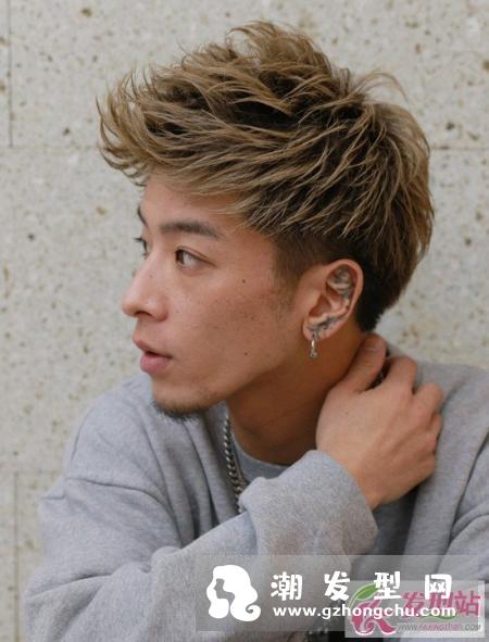 男生两边剪短刘海向上翘的发型图片