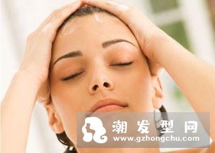 夏天怎么保养头皮 最好的头皮护理方法就是从梳头发开始