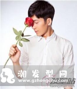 学生三七分发型男生 修颜瘦脸变校园男神
