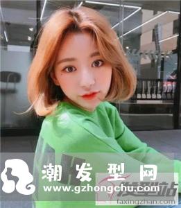女生中分短发烫发 优雅大方显御姐范
