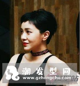 女生露耳超短发 融合时尚与中性美