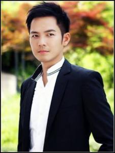 男生露额短发发型 塑造大方帅气男人