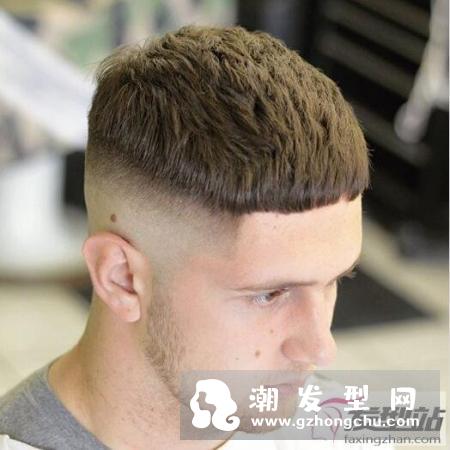 男生发型锅盖头铲两边 欧美Textured Crop发型超流行