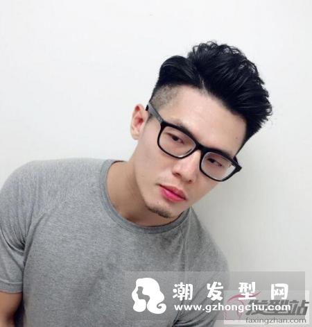 戴眼镜的男生适合什么发型 这些带眼镜发型简直帅呆了