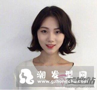 女生中分短发烫发 优雅大方显御姐范