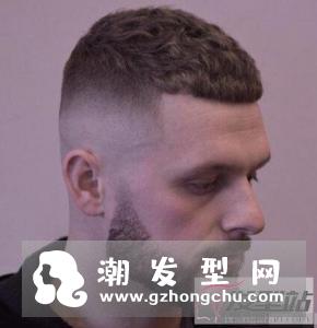 短直发小盖头,弧形刘海俏皮又减龄,很适合年轻男生尝试