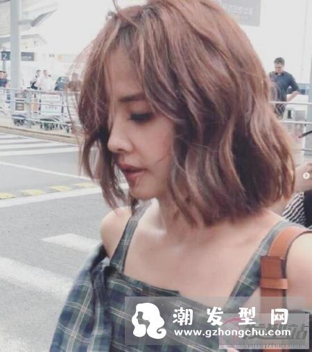 齐肩凌乱微烫发型图片 蓬松微卷的锁骨LOB超显女人味