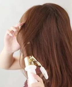 电热卷发梳怎么用图解 做好看发型再也不怕被电卷棒烫手了