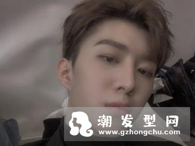 男生侧分长发斜刘海 偏分设计更显帅气