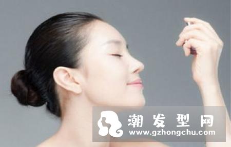 夏天头皮出油头臭的解决方法 不同头皮的去角质清洁推荐