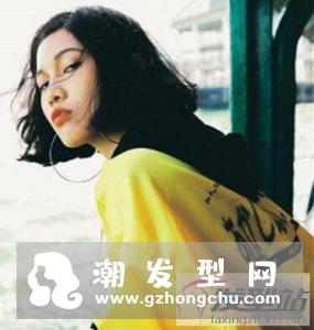 黑色短卷发怎样不老气 不染发也照样年轻显仙气