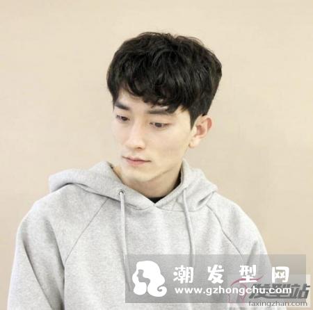 2019潮流男生发型 男生微卷短发成大热