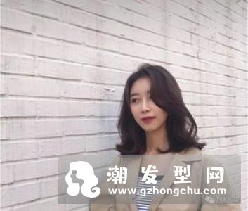 2019最火的中长头发预测 性感齐锁骨烫发惹人注目