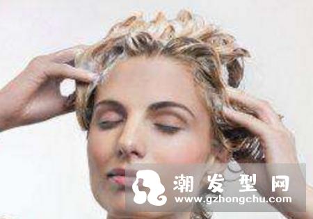 用护发素会掉头发吗 掉发正常吗