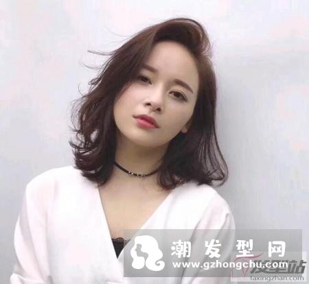 长发不想剪太短,以及短发留长到了尴尬期的女生,可以试试今天这几款发型