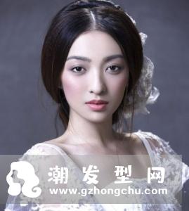 圆脸短马尾适合什么发箍 带钻的还是花朵好