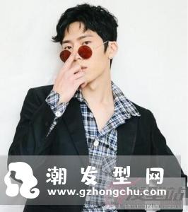男士穿西装适合的发型 帅气简约展现迷人魅力