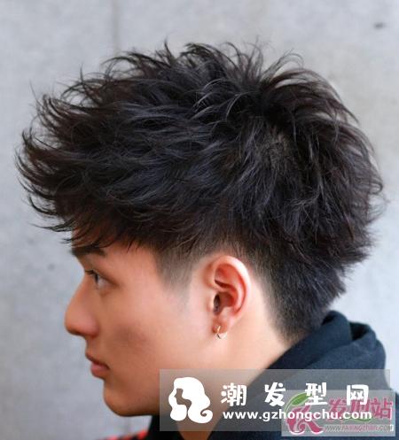 男生两边剪短刘海向上翘的发型图片